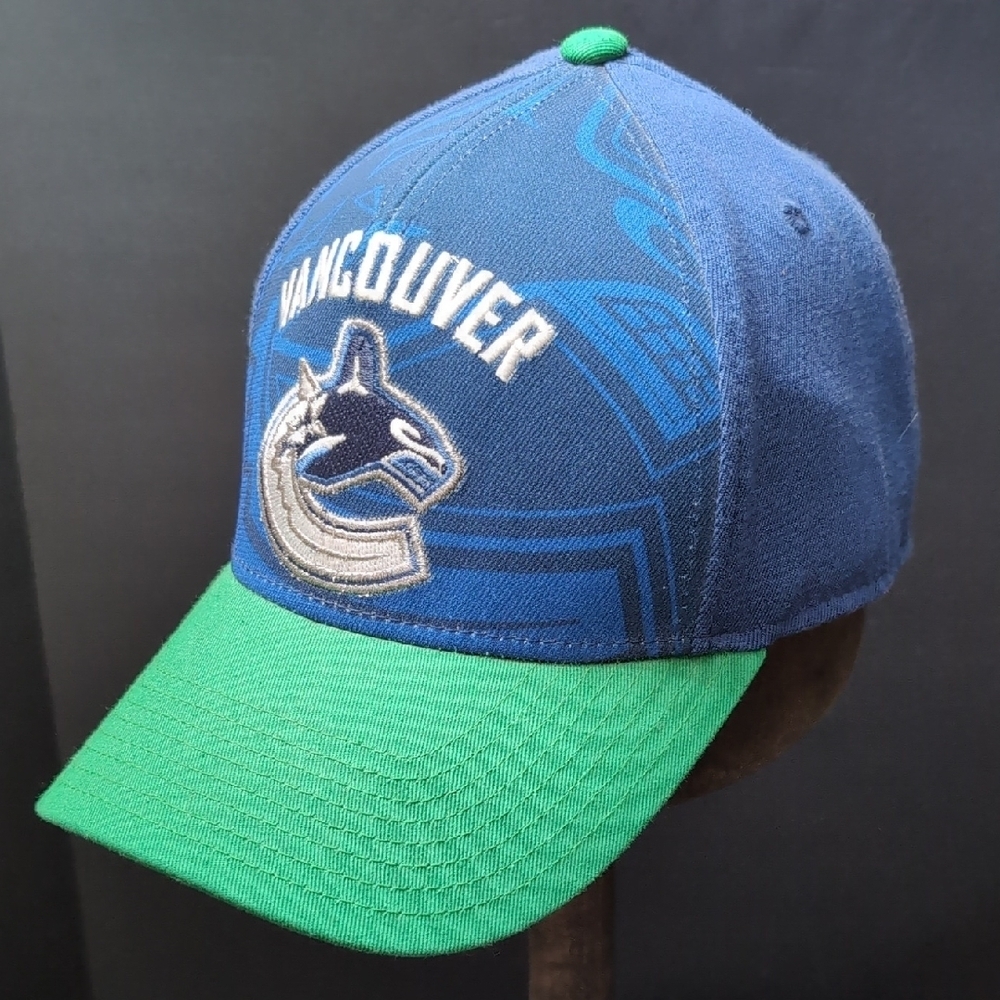 NHL Vancouver Canucks Fanatics Mens Green/Blue Snapback Hat.